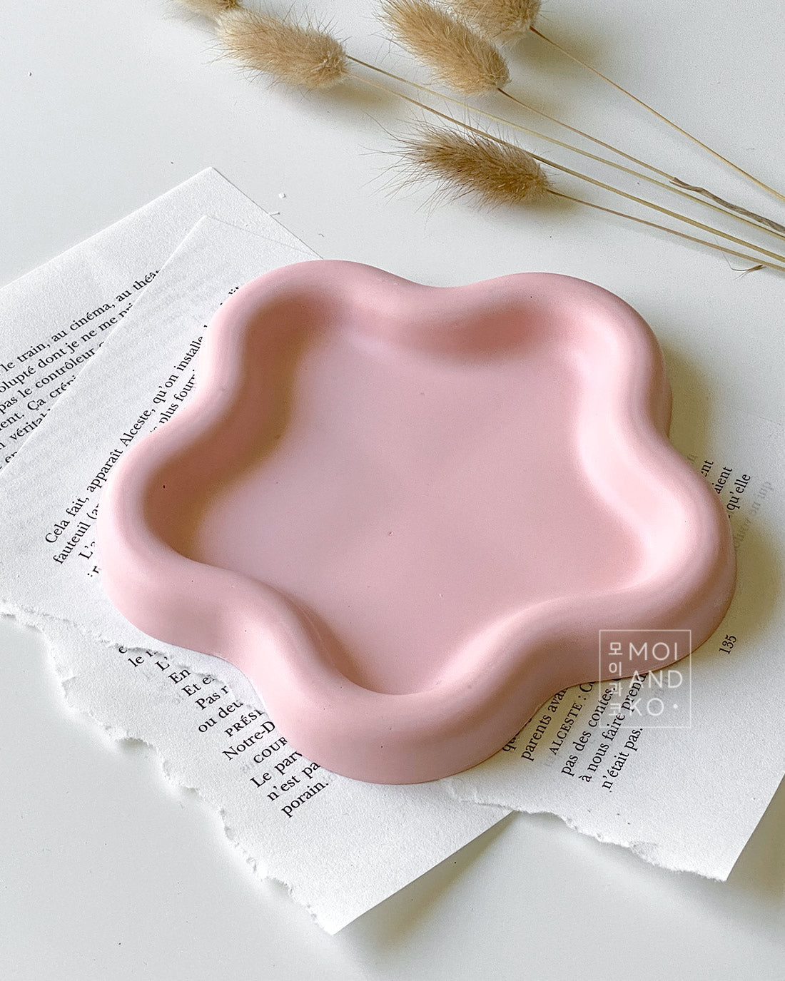 Flower-Shaped Resin Plate